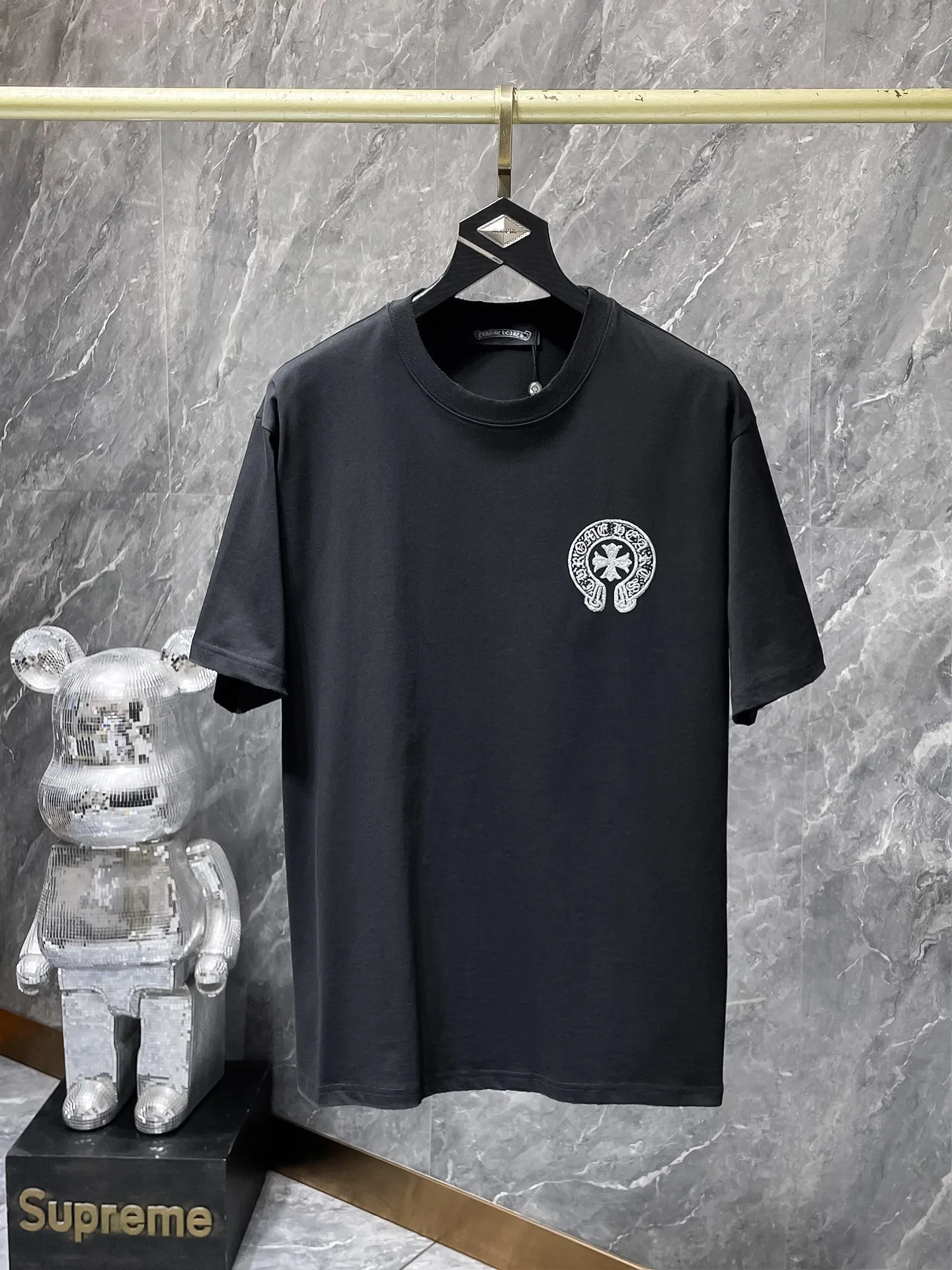 P150 New Chrome Hearts 25ss high version in summer. High gram weight, environmentally friendly and high-quality top fabric. 275g~270g. Chrome retro high-end worn short sleeves. Counter synchronization. Re-engraved version 1:1. Recommended color: black white. Size: S, M, L, XL.